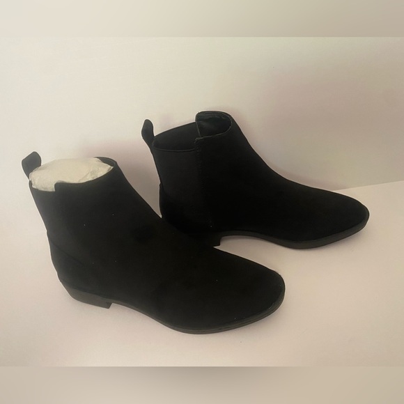 Women’s black suede booties sz 8 NWT - Picture 3 of 4